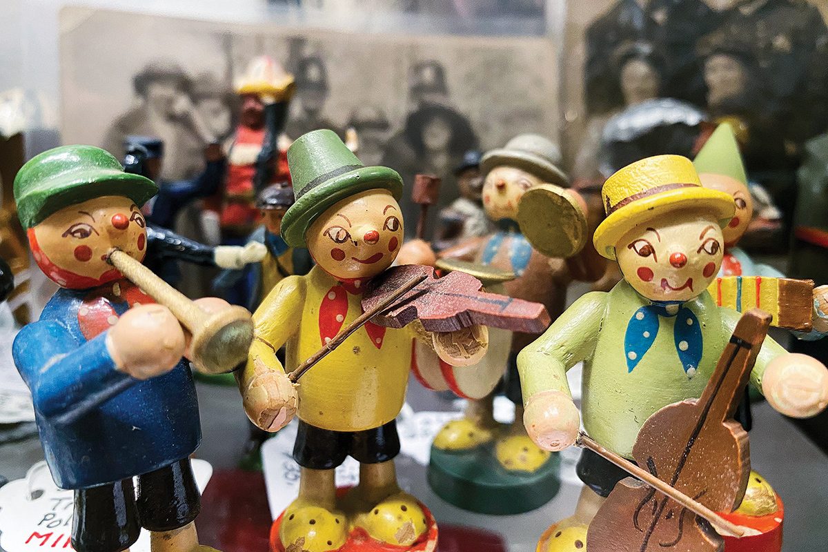 トールペイント作品Antiques & Collectibles Bridgeville-Antiques-band.jpg