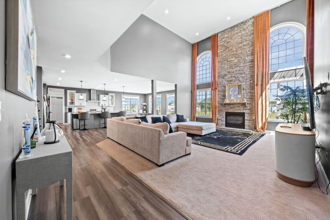 Photo inspiration: Fresh Look at 2 Luxurious Middletown Homes With Lots Of Space